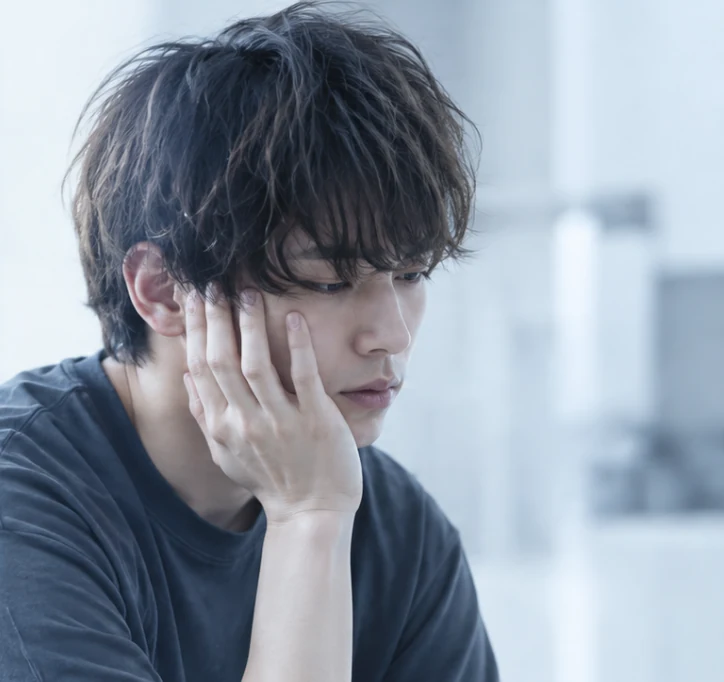 頬に手を添えて考える男性のイメージ