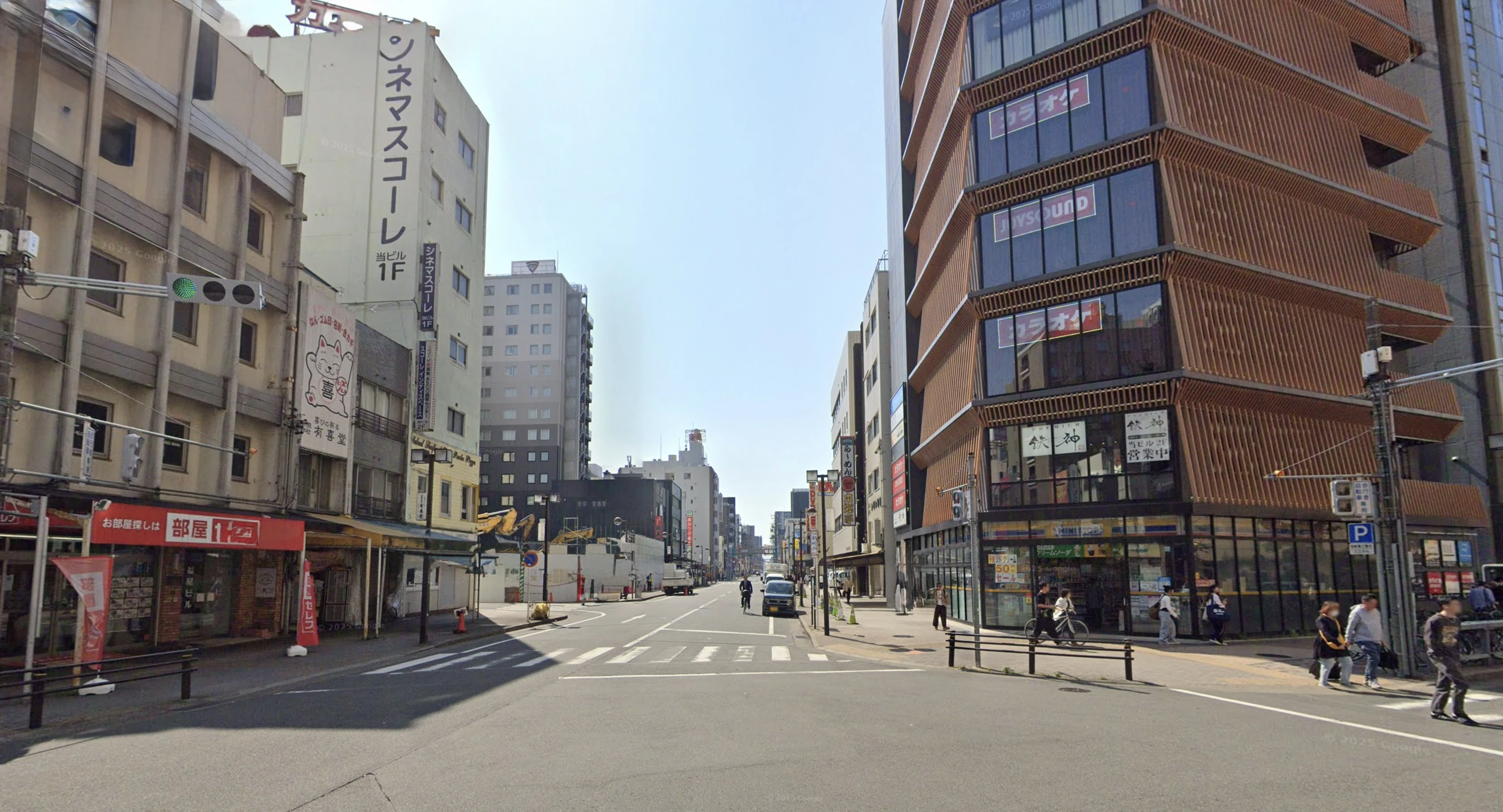 右手にミニストップがある交差点からまっすぐ進む道