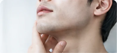 ヒゲとあごに手を添える男性のイメージ