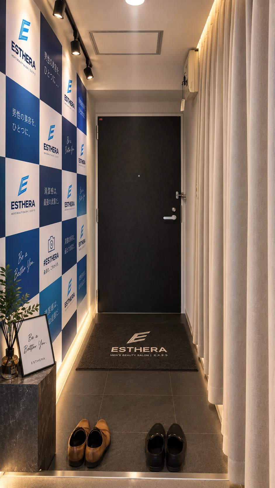 ESTHERAのロゴ壁と間接照明を配した玄関内装のイメージ